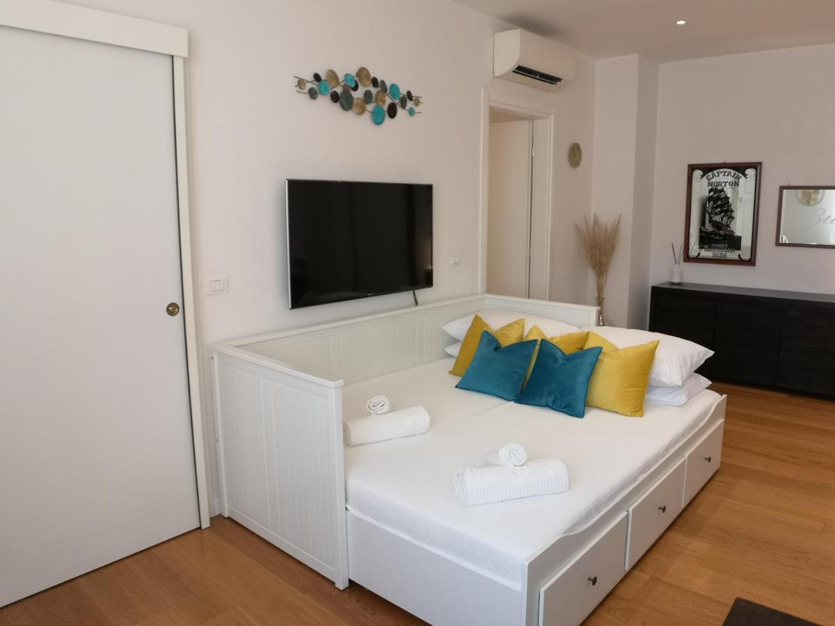 Convenient Family Apt With Private Parking Mestre Esterno foto